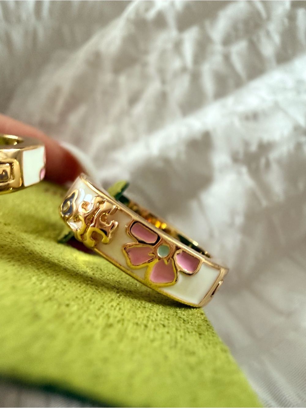 Tory Burch Kira Flora-Print Enamel Gold Floral Earrings - Picture 6 of 7
